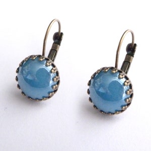 Boucles d'oreilles dormeuses argentées rétro cabochon bleu clair nacré image 3