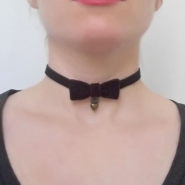 collier ras du cou choker femme gothique noeud papillon velours noir petit charm coeur doré bronze