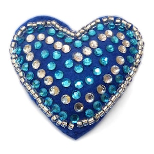 kleine vilten hart broche met strass steentjes en blauwe rocailles en witte strass steentjes