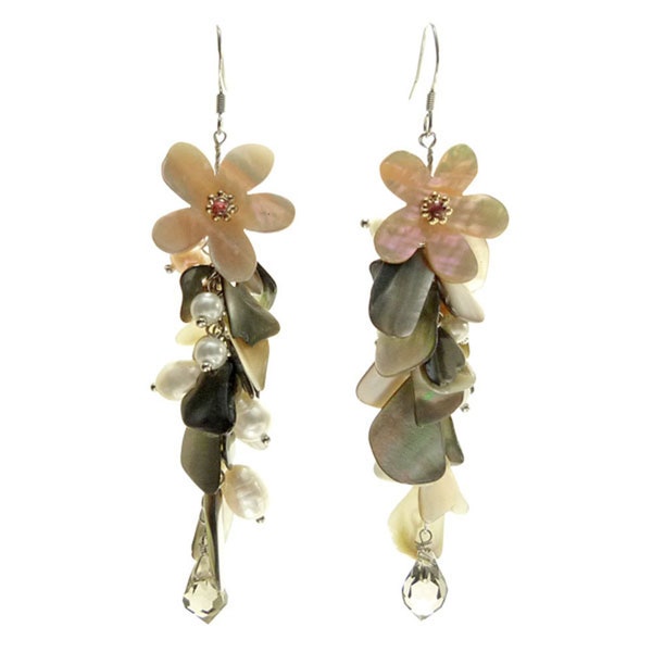 Boucles d'oreilles pendante grappe de perle et de nacre beige et grise, perles nacrées blanche