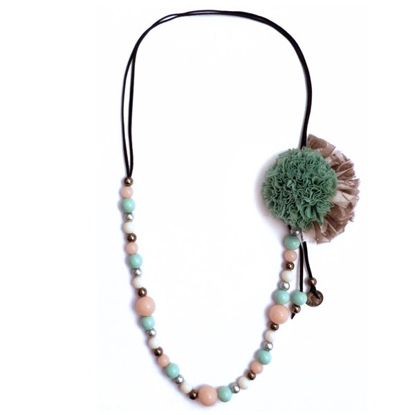 Collier femme sautoir perles acryliques pastel bleu rose gris, gros pompon vert marron