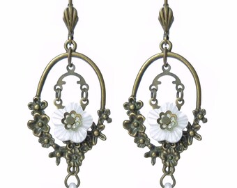 Boucles d'oreilles fleurs nacre blanche décor doré bronze, mariage bohème, shabby chic