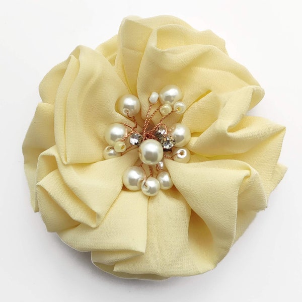 Barrette pince à cheveux JAUNE. Fleur ronde froufrou tissu - perles nacrées et cristal blanc - style rétro.