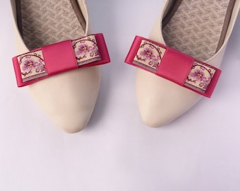 Retro-Schuhclips aus Satin in leuchtendem Fuchsia-Rosa und floraler Beige-Stickerei – Hochzeitsbraut – 1 Paar