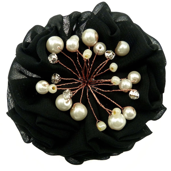 Barrette pince à cheveux noire. Fleur froufrou tissu noir - perles nacrées et cristal blanc - style rétro.