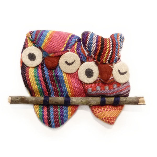 Broche 2 Hiboux multicolore sur une branche en bois - idée cadeau