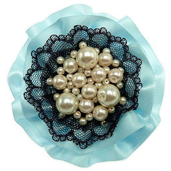 Grande broche ronde cocarde satin bleu clair Dentelle Noire Perles nacrées blanches