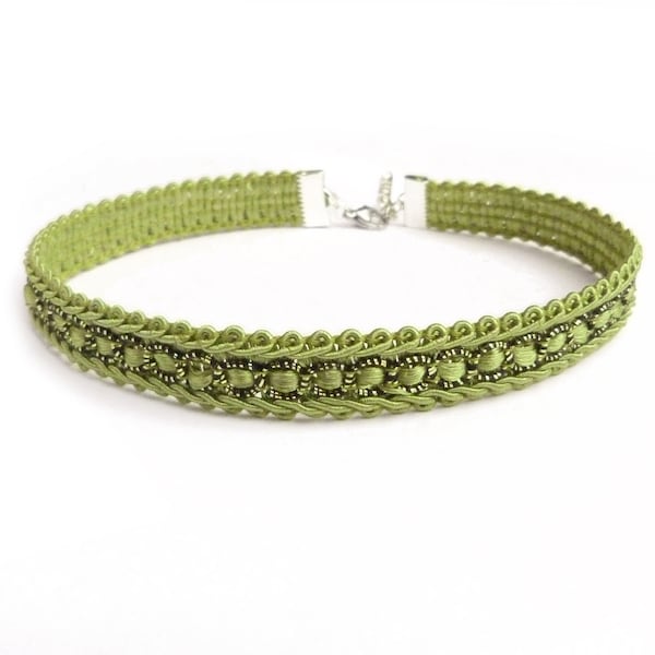Baroque style green lace crew neck choker necklace for women, discreet and chic fine