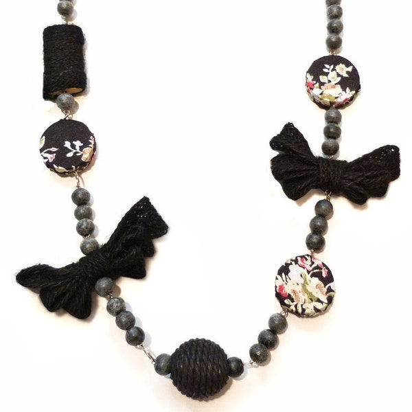 COLLIER sautoir femme perles bois, tissu motif fleurs et noeuds rubans noir et gris