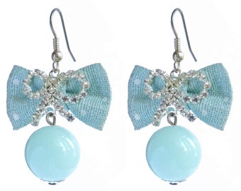 Boucles d'oreilles noeud papillon bleu clair pois strass effet cristal et boules - style kawaii