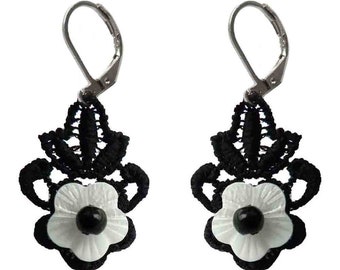 Boucles D'oreilles femme, noir et blanc, fleur nacre blanche, dentelle noire, légères, attaches dormeuses