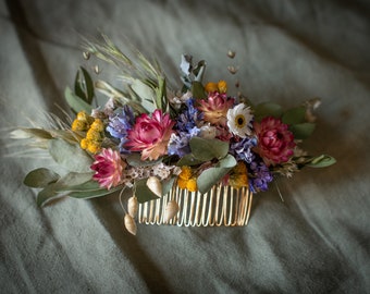 Bespoke dried flower hair combs and hair pins. Natural dried flower hair pieces.  Stunning floral wedding / bridal hair accessories.