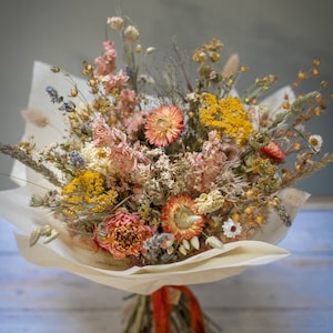 Arreglos florales secos - ramo/ramo - Tonos coral, rosa y amarillo - Regalo floral de cultivo británico