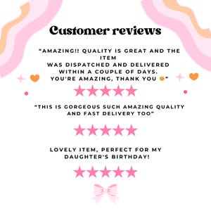 Puede incluir: Una pantalla gr&aacute;fica blanca titulada Customer reviews con tres conjuntos de cinco estrellas rosas. El texto incluye tres testimonios positivos, iconos de corazones naranjas, peque&ntilde;as estrellas rosas, un lazo rosa y bordes ondulados en rosa y naranja.