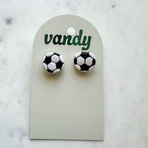 Fußball Ohrstecker | Mädchen Fußball Mannschaft Geschenk für Fußball Mutter Fußball Praxis Ohrring für Spieltag Fußball Fan Polymer Clay und nickelfreies Metall