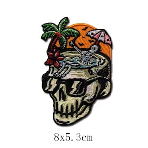 Puede incluir: Parche bordado con una calavera con gafas de sol, con un esqueleto relajándose en una playa bajo una palmera y una sombrilla. Mide 8 x 5,3 cm.