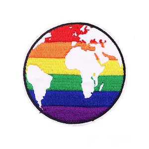 Pode incluir: Patch bordado com um design de globo em cores do arco-íris. Os continentes brancos destacam-se nas riscas multicoloridas. O patch tem uma borda preta e é adequado para roupas ou acessórios.