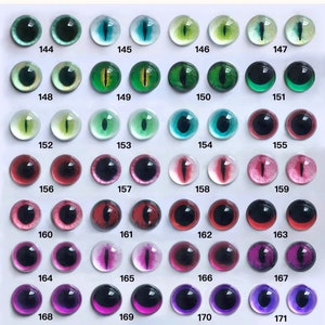 Könnte beinhalten: Eine Sammlung von Glasaugen-Cabochons in verschiedenen Farben, darunter Grün, Blau, Rot und Lila. Jedes Auge hat eine schwarze Pupille und ist von 144 bis 171 nummeriert. Die Augen sind rund und glänzend.