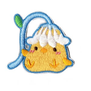 Peut inclure: Écusson brodé représentant un poussin jaune avec un motif floral bleu. Le poussin a une tête blanche, des yeux bruns et des joues roses. L'écusson est bordé de bleu et a une feuille verte.