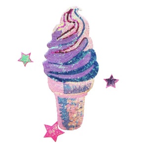 Peut inclure: Écusson de glace à la crème à paillettes aux tons roses, violets et bleus. Le cornet est rose, et la glace a un motif tourbillonnant. Trois écussons en forme d'étoile roses et verts sont dispersés autour de la glace.