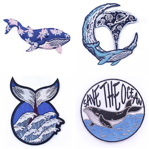 Può includere: Quattro toppe ricamate con disegni di balene. Una balena è blu con dettagli floreali rosa, un'altra è una balena all'interno di una luna crescente, una terza mostra una coda di balena con onde e l'ultima dice "Save the Ocean" con una balena.