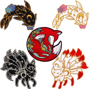 Peut inclure: Plusieurs écussons brodés avec des motifs variés. On y trouve deux carpes koï avec des détails floraux et célestes, un renard roux enroulé sur lui-même et deux renards à neuf queues en noir et blanc, et en blanc et rouge.