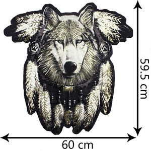 K&ouml;nnte beinhalten: Ein schwarz-wei&szlig;er Wolf mit einer Perlenkette und Federn, umgeben von einem schwarzen Hintergrund. Der Wolf ist 60 cm breit und 59,5 cm hoch.