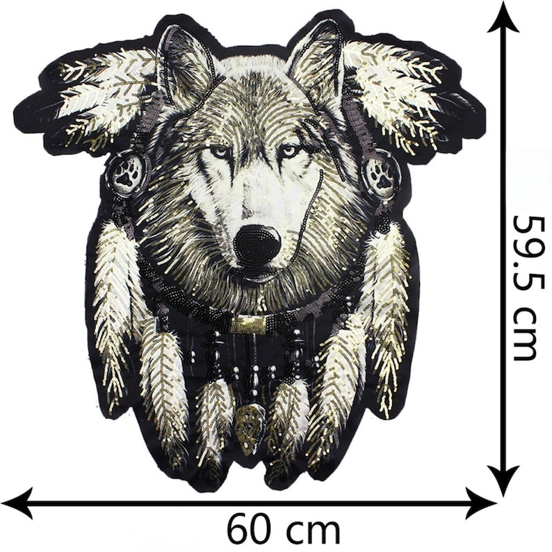 K&ouml;nnte beinhalten: Ein schwarz-wei&szlig;er Wolf mit einer Perlenkette und Federn, umgeben von einem schwarzen Hintergrund. Der Wolf ist 60 cm breit und 59,5 cm hoch.