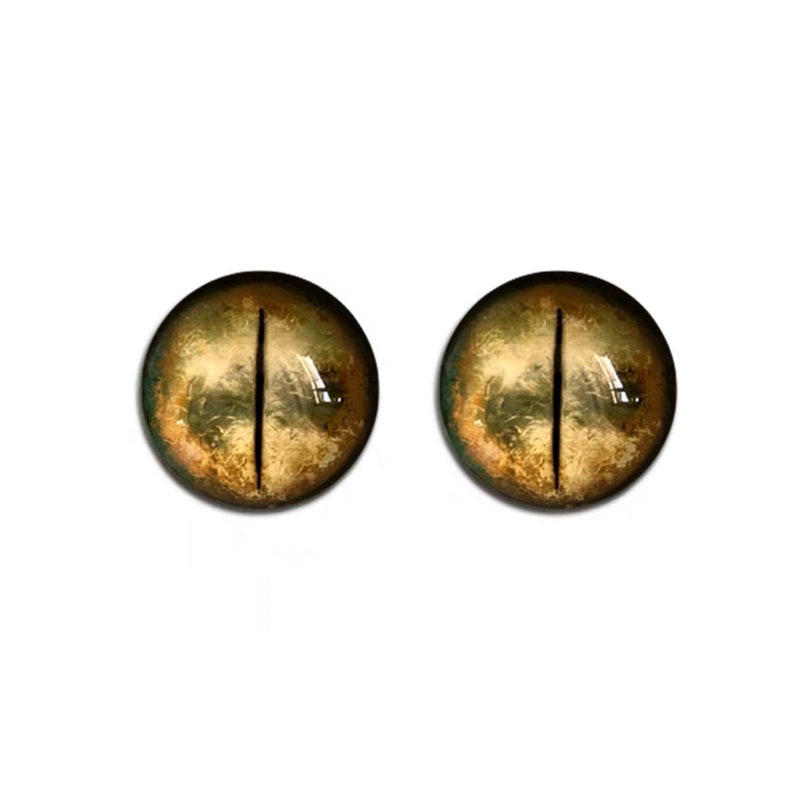 K&ouml;nnte beinhalten: Ein Paar realistisch aussehende Glasaugen in goldgelber und gr&uuml;ner Farbgebung. Die Augen haben eine vertikale schwarze Pupille.