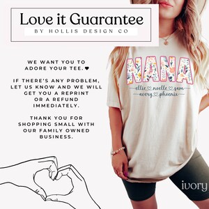 K&ouml;nnte beinhalten: Ein wei&szlig;es T-Shirt mit dem Wort "NANA" in Pink mit floralen Akzenten. Die Namen "ellie", "noelle", "sam", "avery" und "phoenix" stehen unter dem Wort "NANA" mit rosa Herzen zwischen jedem Namen. Der Text "Love it Guarantee BY HOLLIS DESIGN CO" befindet sich oben im Bild. Der Text "WE WANT YOU TO ADORE YOUR TEE. IF THERE'S ANY PROBLEM, LET US KNOW AND WE WILL GET YOU A REPRINT OR A REFUND IMMEDIATELY. THANK YOU FOR SHOPPING SMALL WITH OUR FAMILY OWNED BUSINESS." befindet sich auf der linken Seite des Bildes.