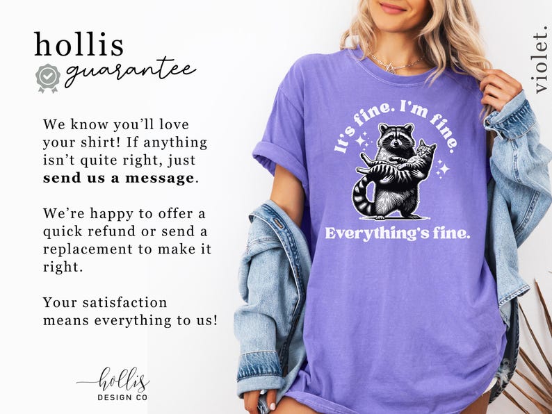 Puede incluir: Camiseta violeta con la frase "It's fine. I'm fine. Everything's fine." y un gr&aacute;fico de un mapache sosteniendo un gato. Tambi&eacute;n incluye el texto "hollis guarantee".
