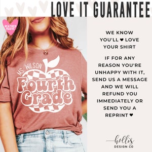 K&ouml;nnte beinhalten: Ein maronfarbenes T-Shirt mit einem wei&szlig;en Apfel-Design, auf dem "Fourth Grade" und "Ms. Wilson" steht. Der Text "LOVE IT GUARANTEE" befindet sich oben im Bild. Der Text unter dem Bild lautet "WE KNOW YOU'LL LOVE YOUR SHIRT. IF FOR ANY REASON YOU'RE UNHAPPY WITH IT, SEND US A MESSAGE AND WE WILL REFUND YOU IMMEDIATELY OR SEND YOU A REPRINT." Der Text unten im Bild lautet "hollis DESIGN CO."