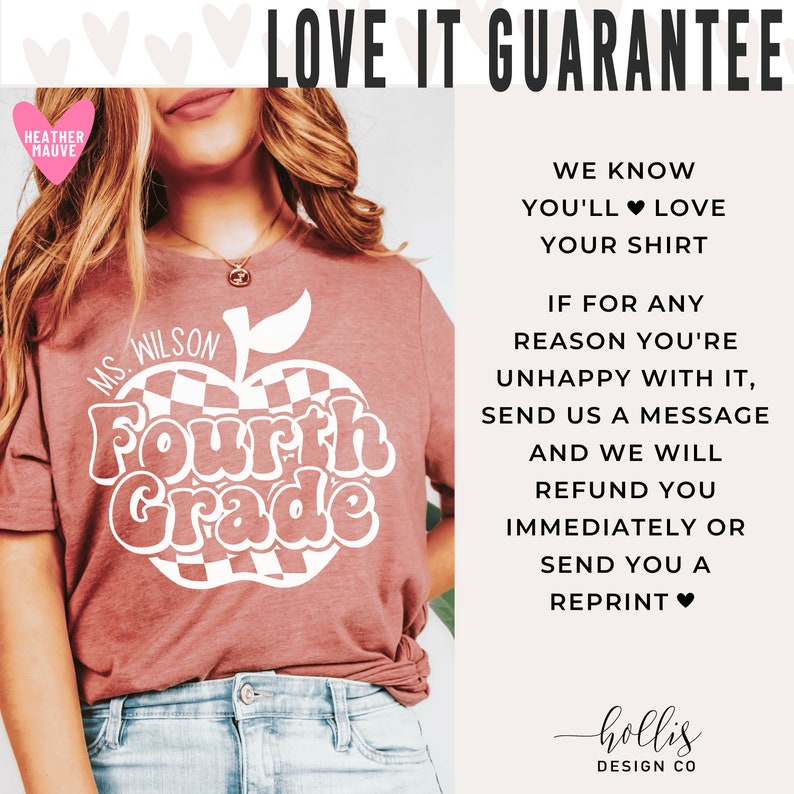 K&ouml;nnte beinhalten: Ein maronfarbenes T-Shirt mit einem wei&szlig;en Apfel-Design, auf dem "Fourth Grade" und "Ms. Wilson" steht. Der Text "LOVE IT GUARANTEE" befindet sich oben im Bild. Der Text unter dem Bild lautet "WE KNOW YOU'LL LOVE YOUR SHIRT. IF FOR ANY REASON YOU'RE UNHAPPY WITH IT, SEND US A MESSAGE AND WE WILL REFUND YOU IMMEDIATELY OR SEND YOU A REPRINT." Der Text unten im Bild lautet "hollis DESIGN CO."