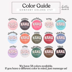 K&ouml;nnte beinhalten: Ein Farbguide f&uuml;r 18 verschiedene Farben mit dem Wort "NANA" in einem floralen Design auf jedem Farbfeld. Die Farben sind Bl&uuml;te, Pfeffer, Cranberry, Elfenbein, Kreide-Minze, Chambray, Terrakotta, Moos, Scharlachrot, Jeansblau, Orchidee, Wei&szlig;, Hellgr&uuml;n, Espresso und Schwarz. Der Text "Wir haben 58 Farben verf&uuml;gbar. Wenn Sie eine andere Farbe im Sinn haben, schreiben Sie uns einfach!" befindet sich am unteren Rand des Bildes.