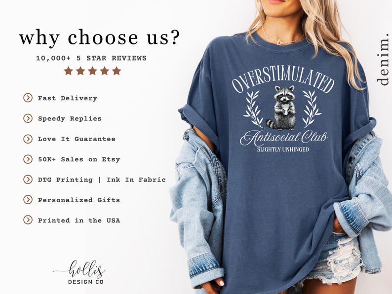 Puede incluir: Camiseta azul marino con el texto "OVERSTIMULATED Antisocial Club SLIGHTLY UNHINGED" y un gr&aacute;fico de mapache. La persona lleva una chaqueta vaquera. La imagen tambi&eacute;n incluye texto sobre el vendedor.