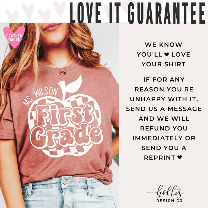 Puede incluir: Una camiseta roja con un dise&ntilde;o de manzana blanca que dice "First Grade" y "Ms. Wilson". La camiseta est&aacute; siendo modelada por una persona. El texto "Love It Guarantee" est&aacute; en la parte superior de la imagen. El texto "We know you'll love your shirt. If for any reason you're unhappy with it, send us a message and we will refund you immediately or send you a reprint." est&aacute; en el lado derecho de la imagen.