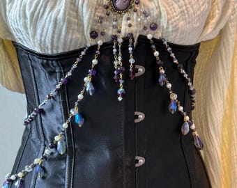Glinsterende amethist bodyketting met cameebroche, voor elegantie en plezier