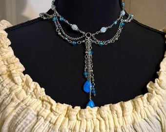 Regenwaterketting aquamarijn en howlietkristal, handgemaakte kristallen choker voor alle fantasyliefhebbers