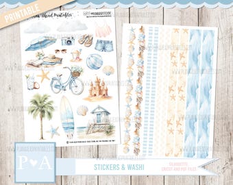 Op de afbeelding: Waterverfillustraties van stickers en washitape met strandthema. De stickers bevatten een fiets, een surfplank, een zandkasteel en schelpen. De washitape heeft patronen van schelpen en golven. De tekst "STICKERS & WASHI" is zichtbaar.