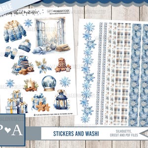 Op de afbeelding: Printbare winterthema stickers en washi tape met blauwe en witte sneeuwvlokken, een sneeuwbol, een lantaarn, een trui, wanten, een stapel boeken en een peperkoekhuis. De washi tape heeft verschillende patronen, waaronder ruitjes, strepen en sneeuwvlokken.