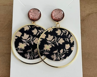 Golden stud earrings, flower pattern