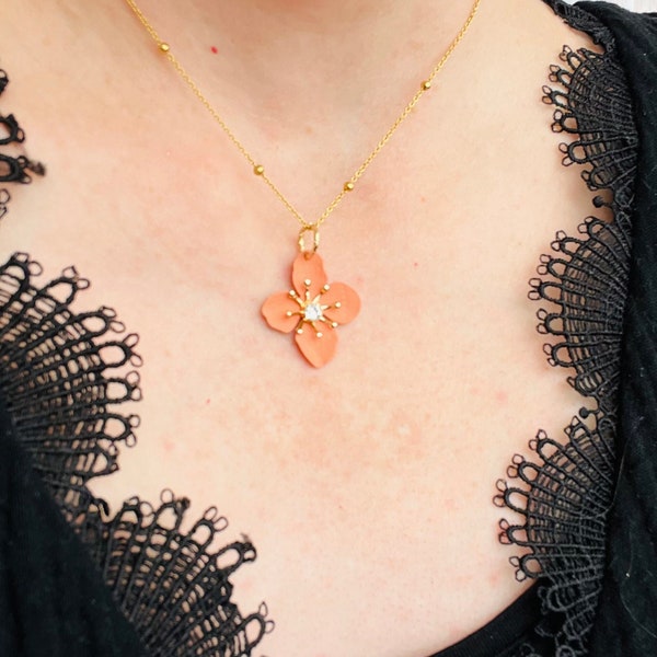 Collier fleur en acier inoxydable doré et corail