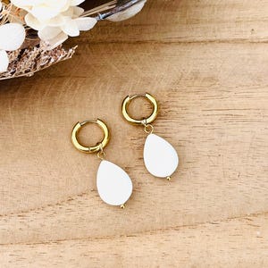 Stainless steel hoop earrings with mother-of-pearl drop