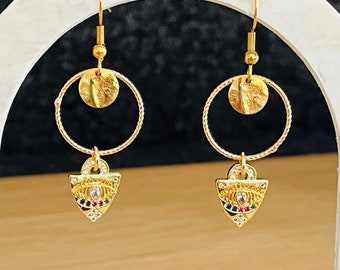 Boucles d’oreilles fines doré à l’or fin, pendant triangle avec zircons multicolores