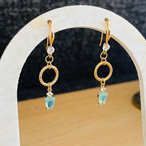 Dangling earrings gilded with fine gold and green glass