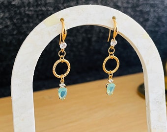 Boucles d’oreilles pendantes doré à l’or fin et verre vert