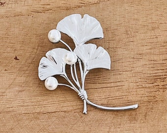 Broche en acier inoxydable Feuilles de Ginkgo avec perles blanches