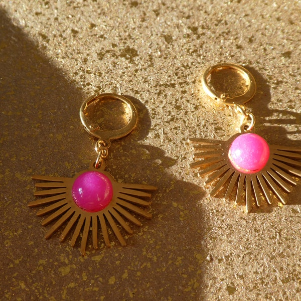 Boucles d'oreilles Soleil en acier doré et agate fuchsia - Créoles soleil acier doré