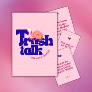 Könnte beinhalten: Eine weiße Keramik-Tasse mit schwarzem Henkel und dem Text "But First, Coffee" in fetter, schwarzer Schrift. Die Tasse steht vor einem verschwommenen Hintergrund. Die Tasse ist etwa 10 cm hoch.