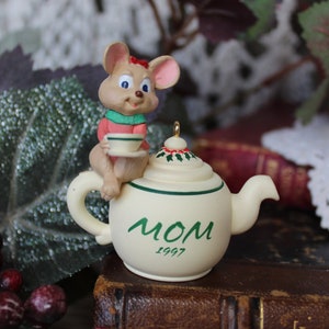 Adorno de Navidad de Bob Siedler firmado, recuerdo de sello de 1997, regalo de adorno de memoria, adorno de mamá de 1997, adorno de árbol de Navidad de tetera de ratón